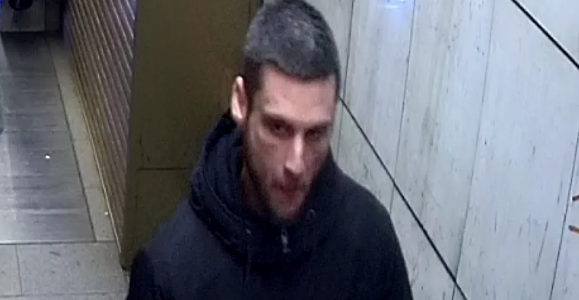 VIDEO: Muž vytasil zbraň v metru na Hradčanské, nosil ji za opaskem