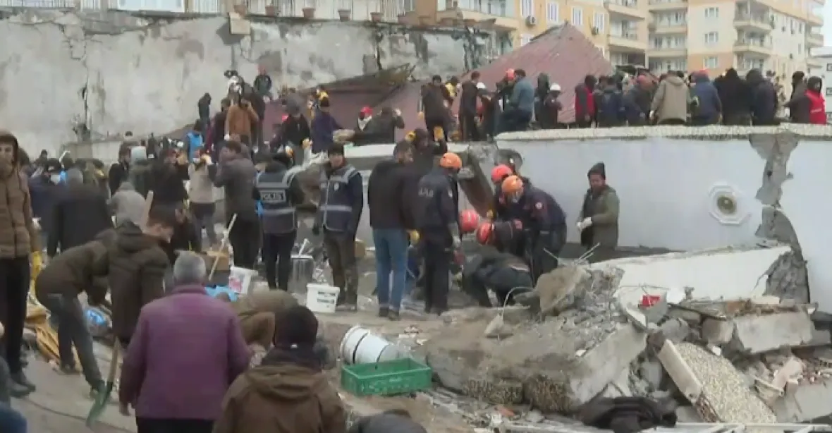 VIDEO: Turecko a Sýrii zasáhlo velmi silné zemětřesení. Zemřely stovky lidí