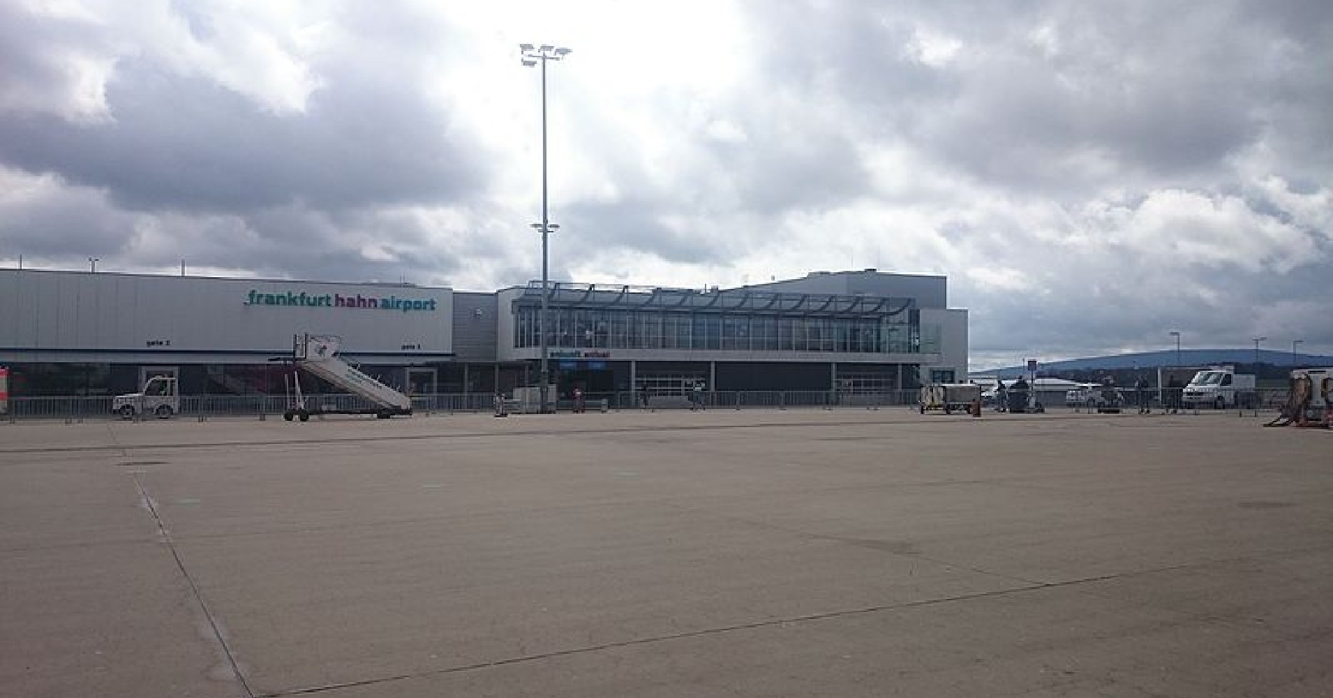 Die Deutschen haben den Flughafen bei Frankfurt an einen Oligarchen aus Russland verkauft.  „Das sabotiert die Nato-Politik“