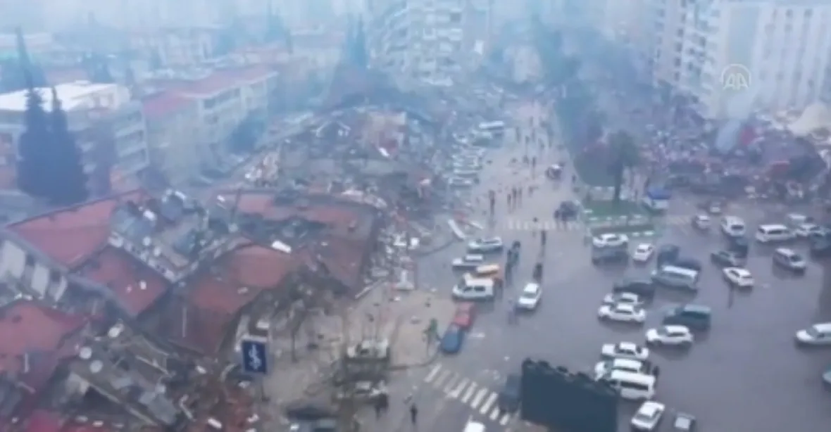 Zemětřesení v Turecku si vyžádalo tisíce obětí. Oblast v noci zasáhly otřesy