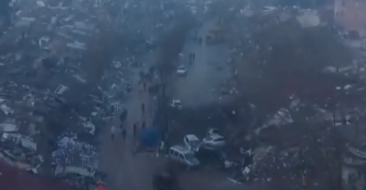 VIDEO: Pod sutinami zůstávají třetí den stovky rodin, počet obětí prudce stoupá