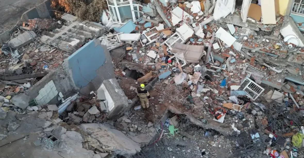 VIDEO: Čeští záchranáři bojují o životy. V troskách po zemětřesení hledají pohřešované