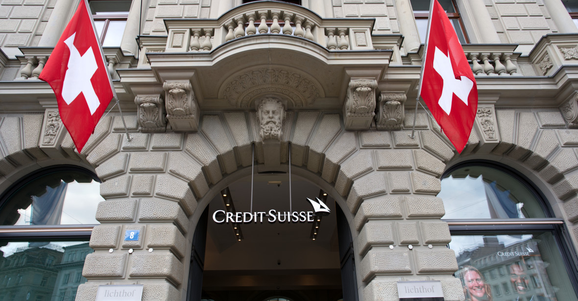 Credit Suisse je v „hrozivé“ ztrátě. Propouští 9000 zaměstnanců a lidé si vybírají úspory