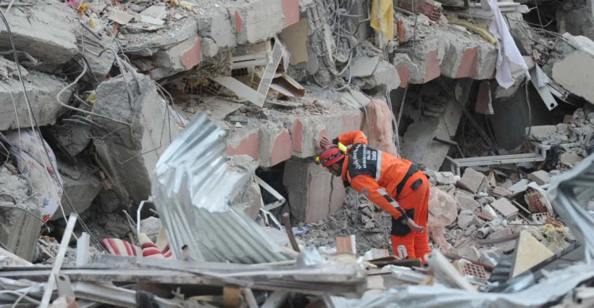 Zázrak týden po zemětřesení. Záchranáři vyprostili z trosek živou ženu
