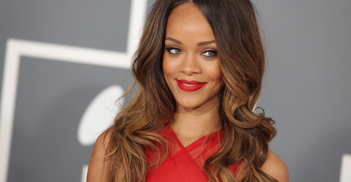 VIDEO: Poločas Super Bowlu ovládla těhotná Rihanna