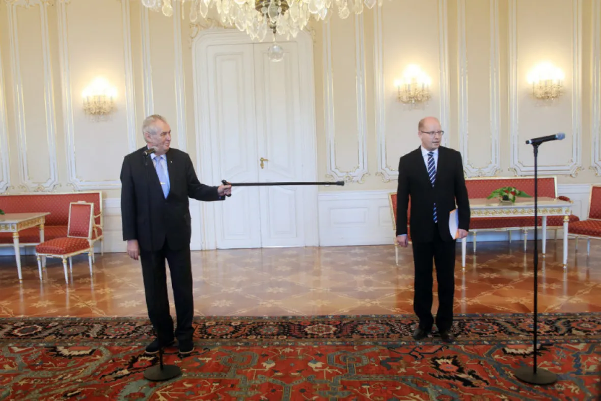 Známé záběry z roku 2017, kdy Bohuslav Sobotka dorazil za prezidentem Milošem Zemanem na Hrad. Zeman následně holí ukazoval, kam se má postavit.
