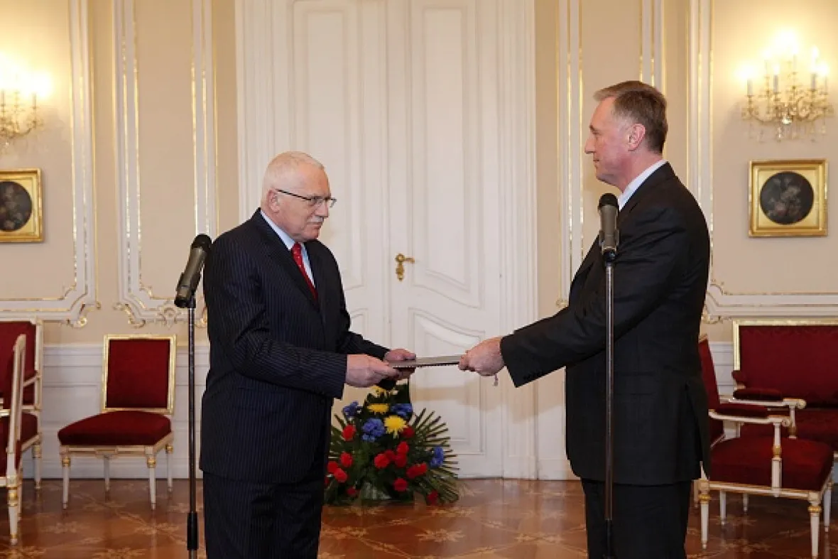 Někdejší premiér Mirek Topolánek předává demisi do rukou tehdejšího prezidenta Václava Klause.