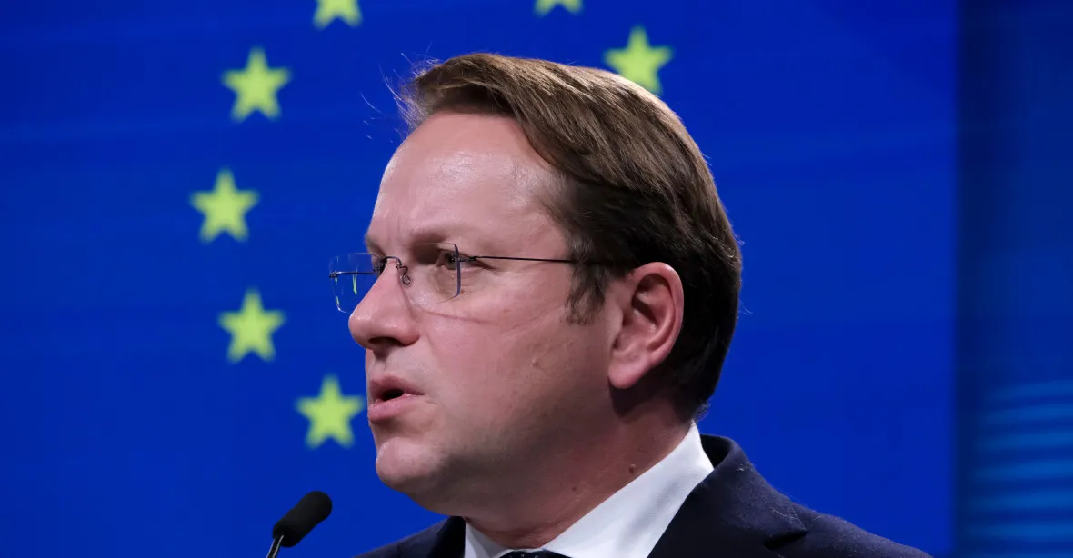 „Idioti,“ pronesl maďarský eurokomisař Várhelyi k europoslancům
