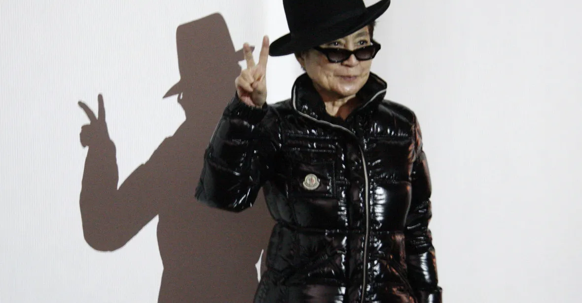 Ta, která rozložila Beatles. Yoko Ono, nejslavnější vdova světa, slaví 90 let