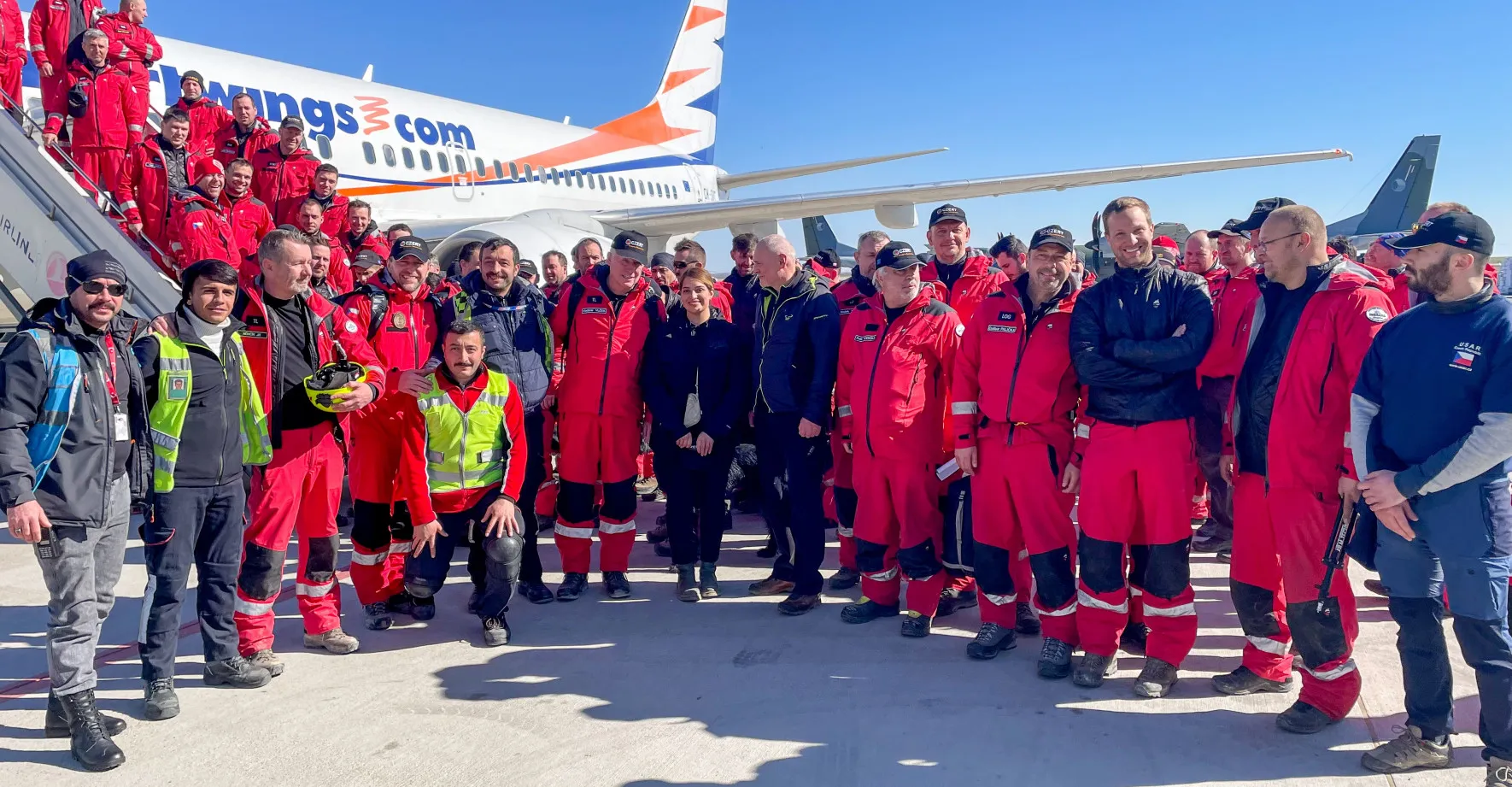 VIDEO: Turci na letišti v Praze tleskali českým záchranářům, vrátili se z Adiyamanu