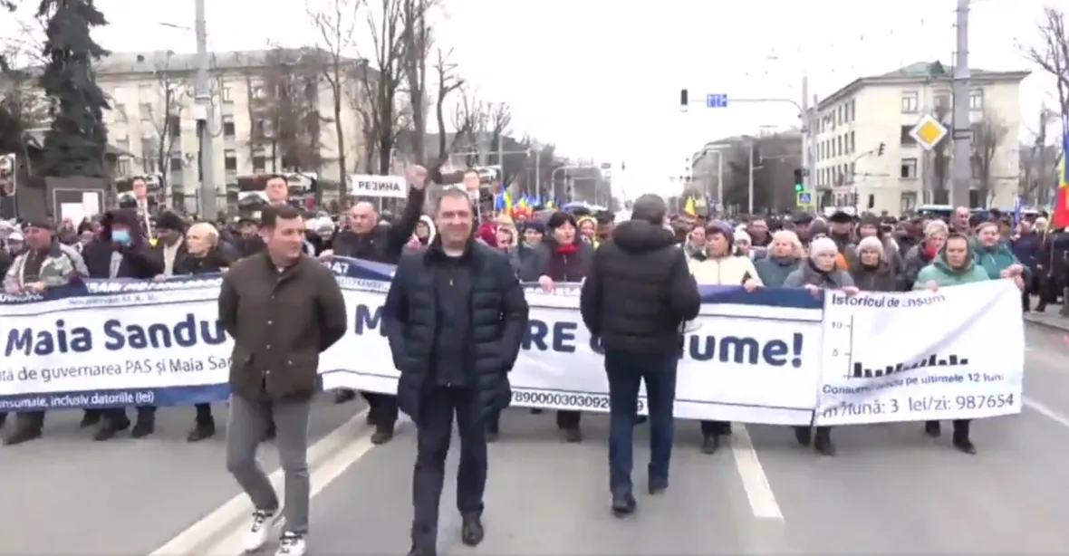 Demonstrace v moldavských ulicích. Lidé nesouhlasí s prozápadní prezidentkou. Hrozí proruský převrat?