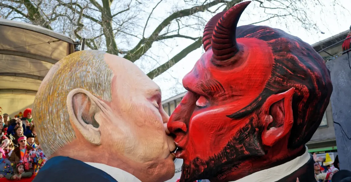 OBRAZEM: Putin v krvavé lázni nebo s ďáblem. Karnevaly si utahovaly z vůdce Ruska