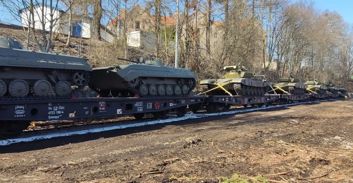 Fialův meziúčet za pomocí Ukrajině: vláda poskytla miliardy korun a 89 tanků
