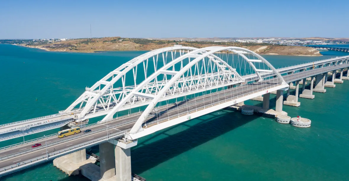Krymský most je pro auta plně průjezdný. Rusko to stihlo před výročím invaze