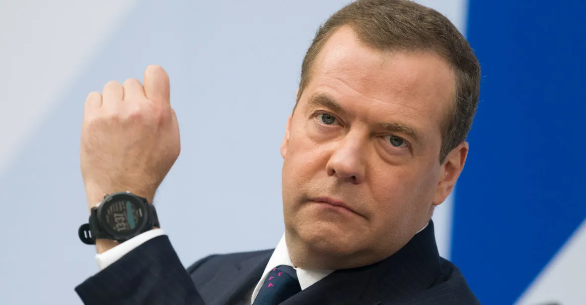 Rusko musí posunout hranice co nejdále, třeba až k Polsku, soudí Medveděv