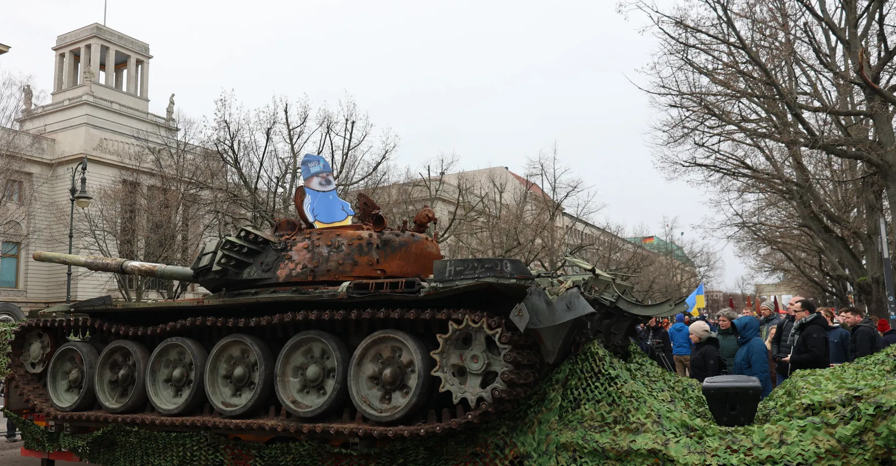 V Berlíně míří kanón tanku na ruské velvyslanectví