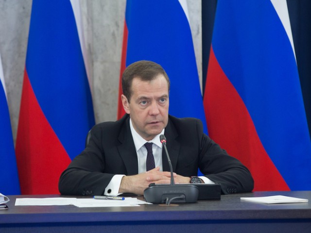 Rusko mnohde zdesetinásobilo zbrojní výrobu a analyzuje ukořistěné západní zbraně, prohlásil Medveděv