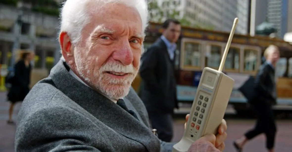 Lidé budou mít telefony integrované pod kůží, předpovídá otec mobilů