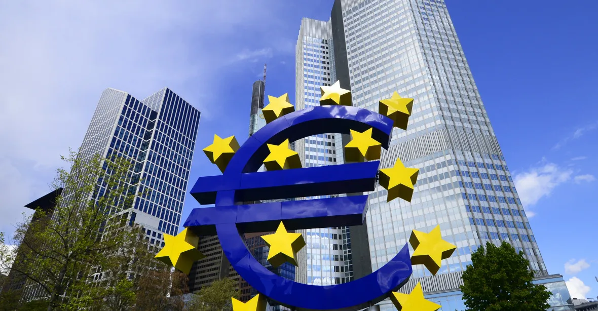 Inflace v eurozóně dál mírně klesla. Je na 8,5 %