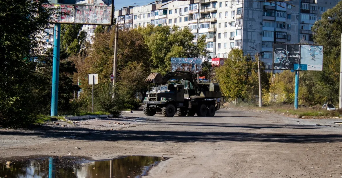 Ukrajinci u Bachmutu odolávají náporům, USA chystají další vojenskou pomoc