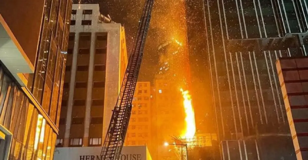 VIDEO: V Hongkongu hořela 42patrová budova, do noci létaly mraky jisker