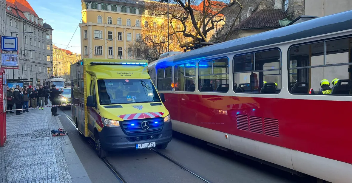 Tramvaj srazila v Praze dívku, přišla o nohu. Záchranáři děkují neznámému zachránci