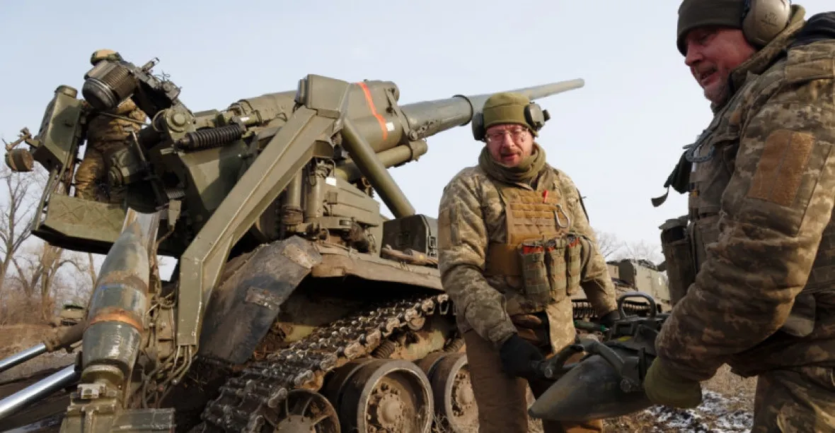 Ukrajinské síly patrně u Bachmutu chystají ústup bojem. Rusové útočí ze tří stran