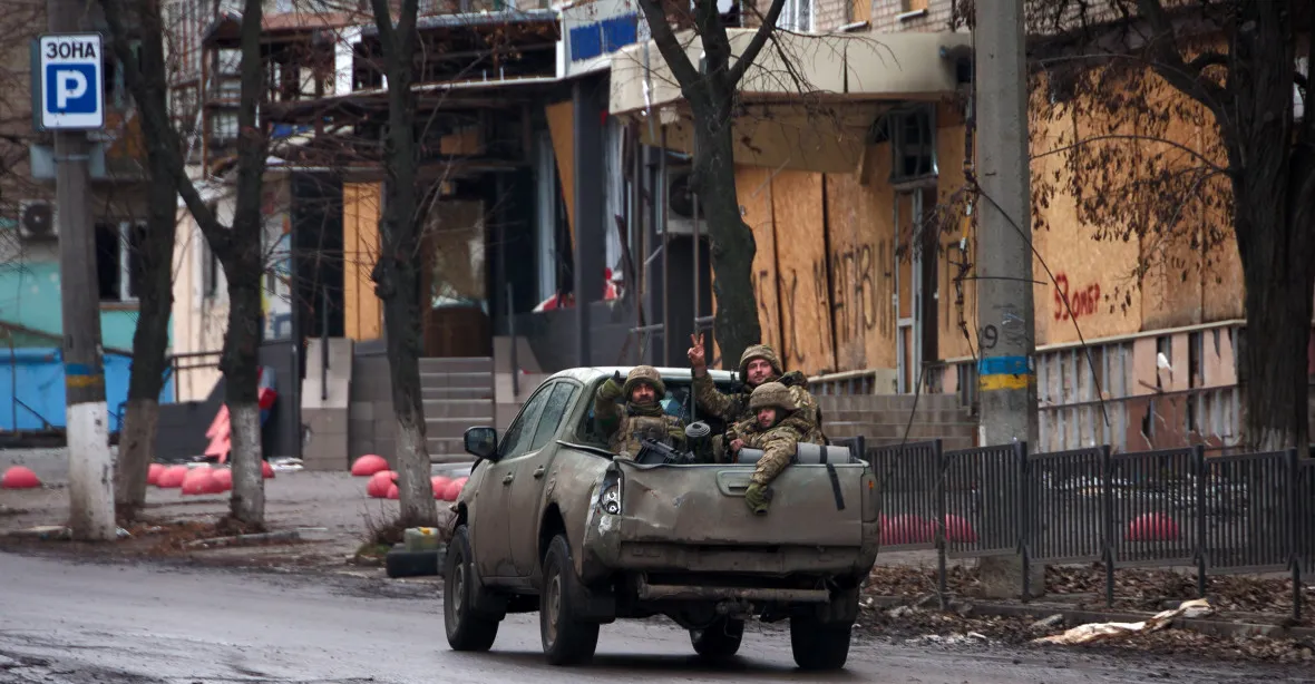 Ukrajinci pravděpodobně provádí v Bachmutu omezený taktický ústup, říká ISW