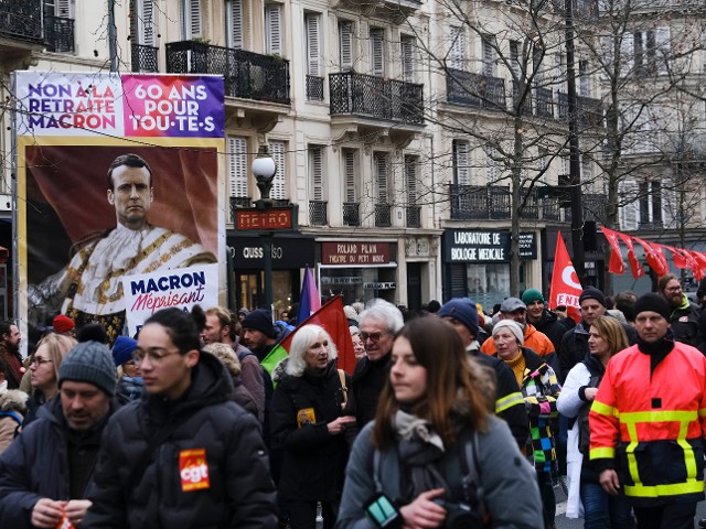 Senát ve Francii schválil zvýšení důchodového věku na 64 let. Protestům navzdory