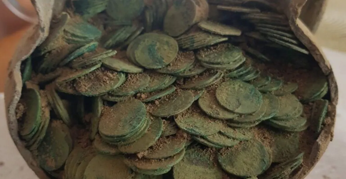 Muž s detektorem kovů objevil 400 let starý poklad