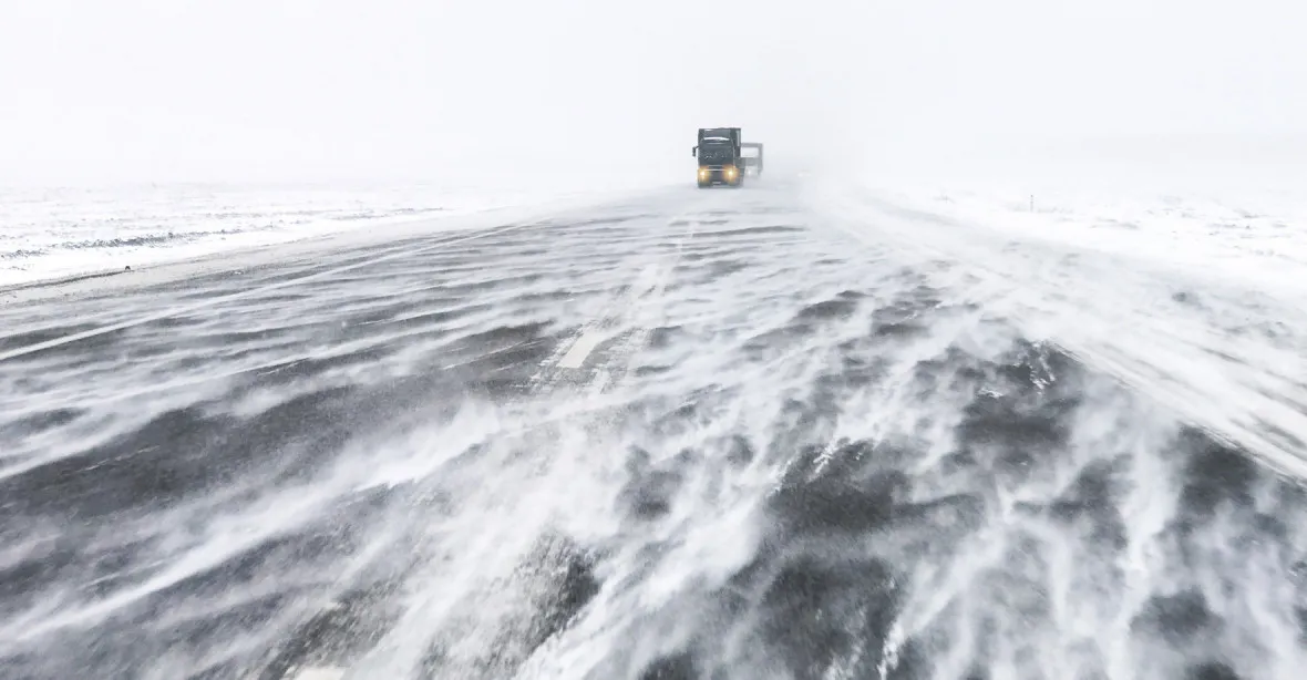 Prudká změna počasí. Do Česka se řítí sníh a vítr o rychlosti až 110 km/h