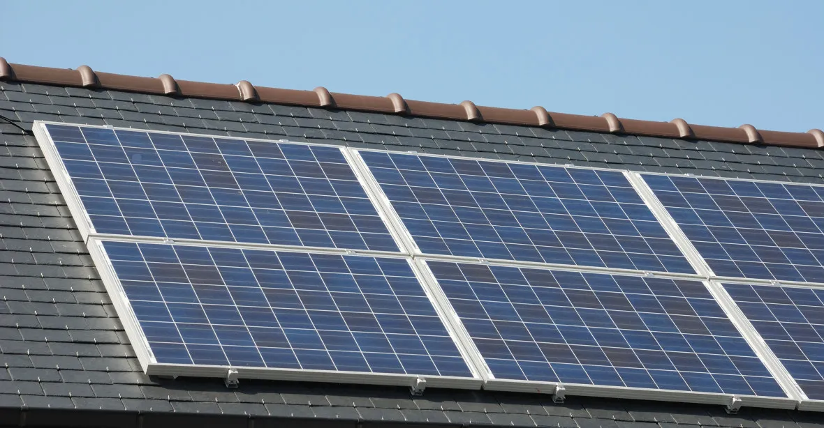 „Vláda podpoří 200.000 fotovoltaik na střechách,“ řekl Fiala