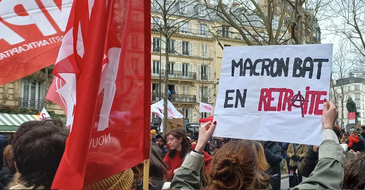 Ve stovkách měst protestují Francouzi proti důchodové reformě. V Paříži zasahuje policie