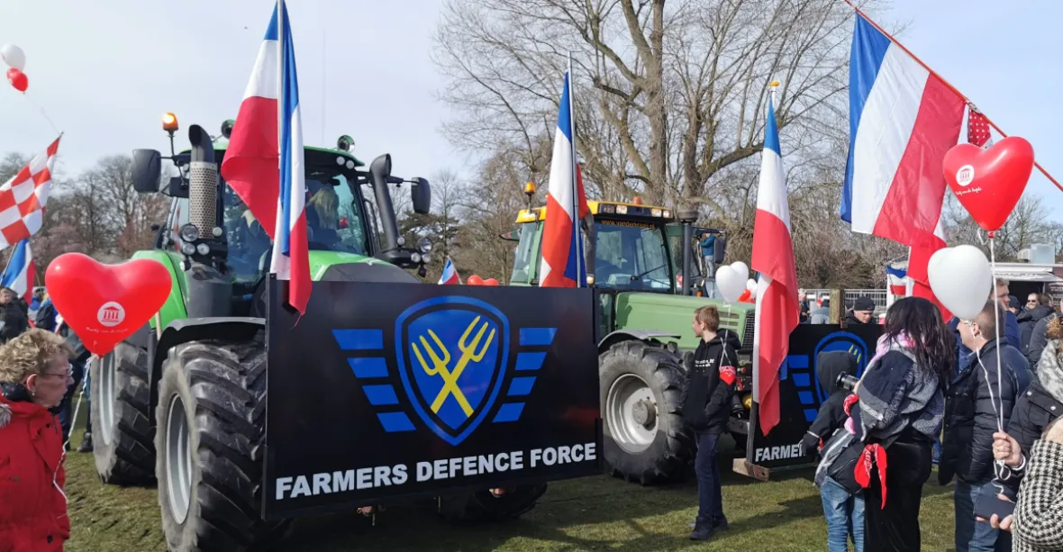 Farmáři proti uzavírání chovů. Policie zabránila vjezdu traktorů do Haagu