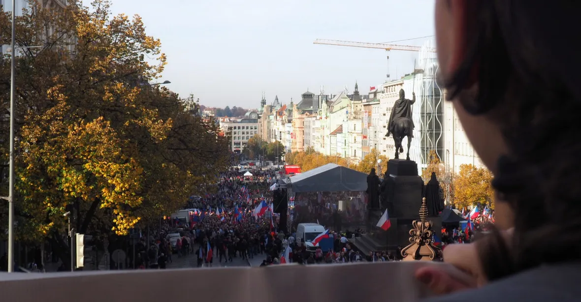 „Karlovy Vary 5 autobusů.“ Jak se na Facebooku shánějí tisícové demonstrace