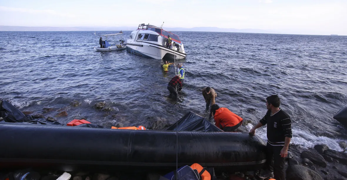 Desítky migrantů se pohřešují u pobřeží Libye. „Úřady je nechaly zemřít,“ tvrdí aktivisté