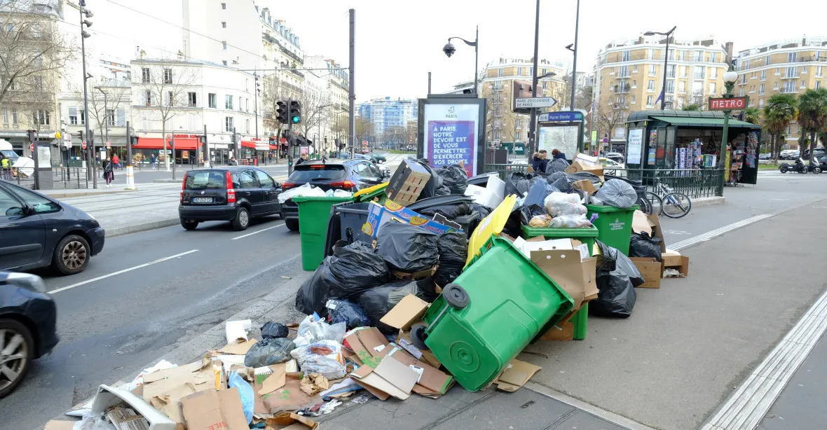 Pařížské ulice okupují krysy a 5400 tun smetí. Popeláři už týden stávkují