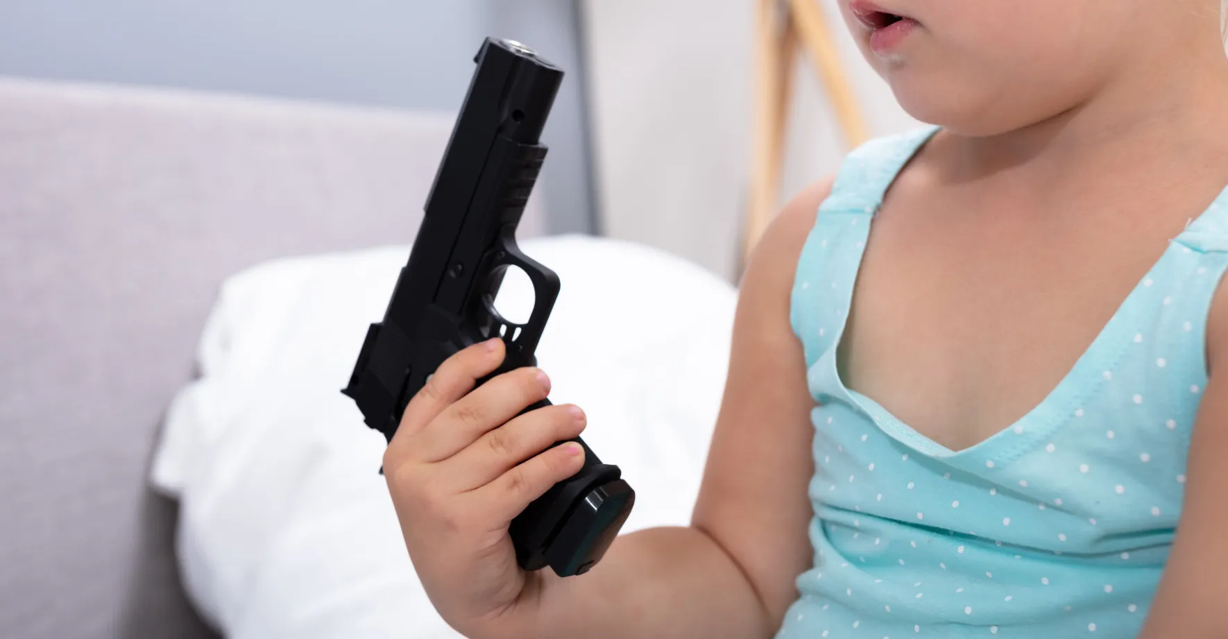 Tříletá dívka omylem zastřelila svou čtyřletou sestru. Rodiče nedávali pozor