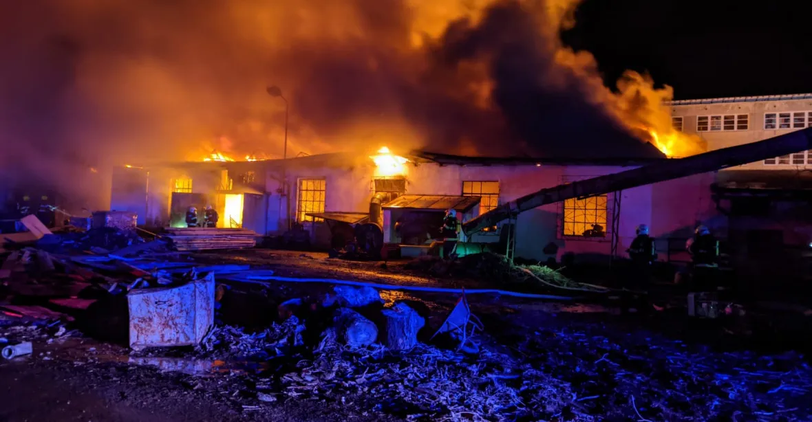 Požárem v Čelákovicích se zabývají i celníci. Prověřují možné daňové úniky