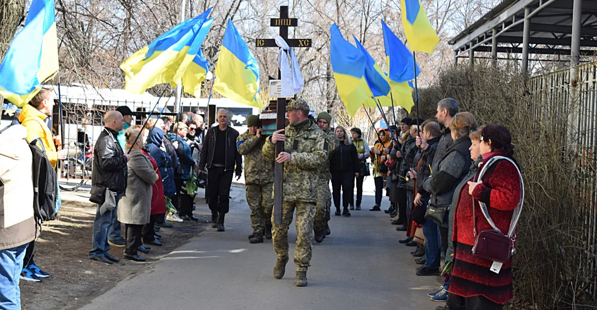 „Posílají nás na smrt.“ Ukrajinci jdou u Bachmutu s puškami proti dělům Rusů