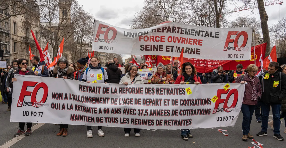 VIDEO: Požár a barikády v centru Paříže. „Zablokujeme zemi,“ tvrdí odpůrci důchodové reformy