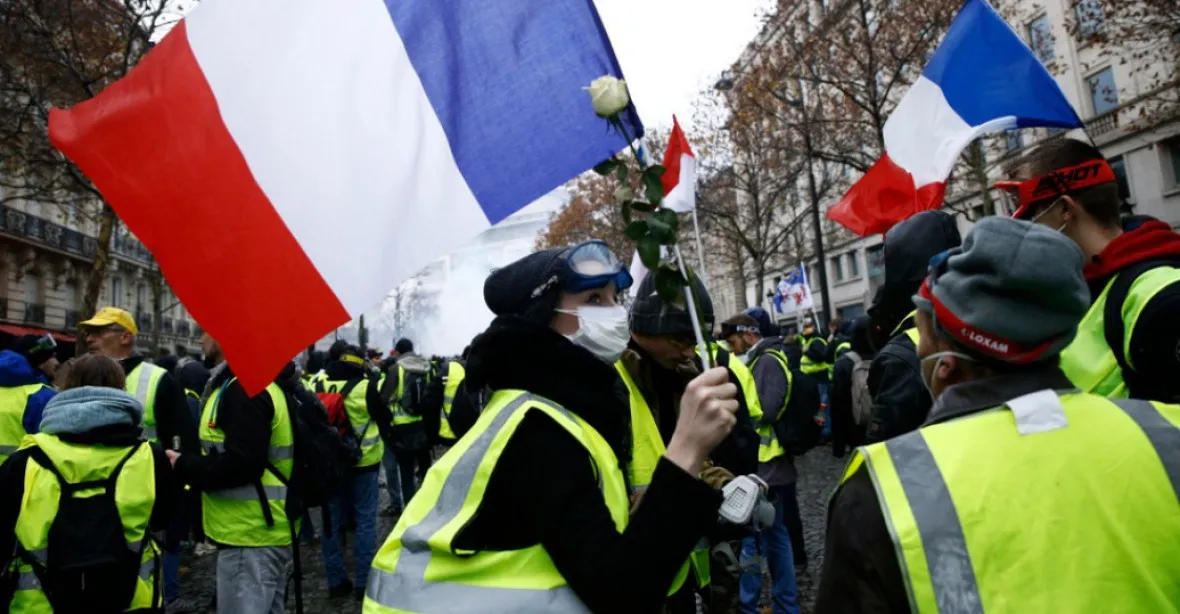 Paříž zase hoří. Ve Francii po dvou neklidných večerech pokračují protesty proti penzijní reformě
