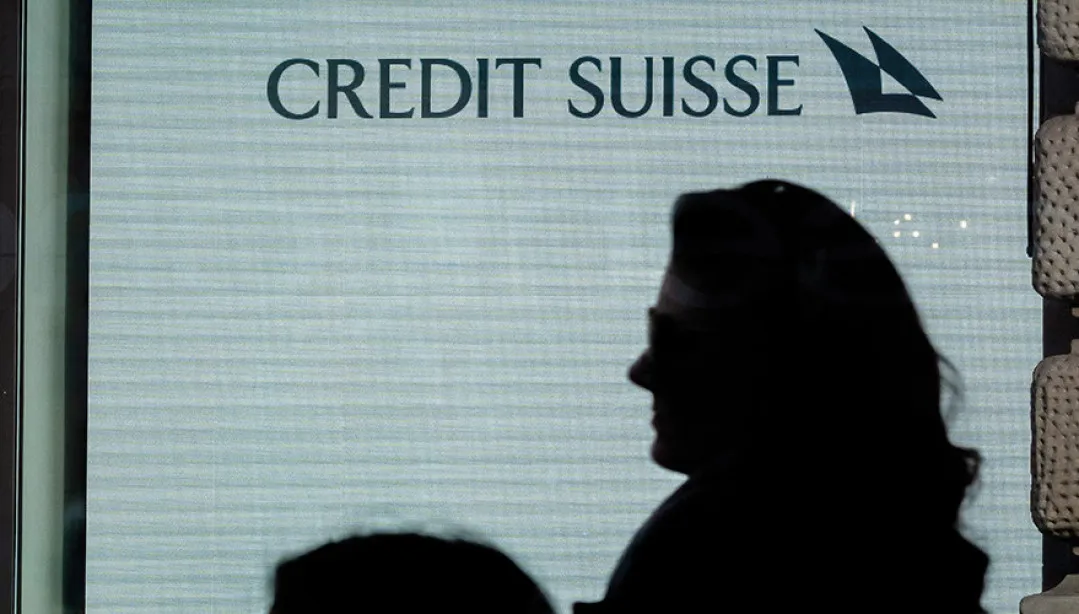Pád švýcarské ikony. Proč Credit Suisse ztratila důvěru a investoři peníze
