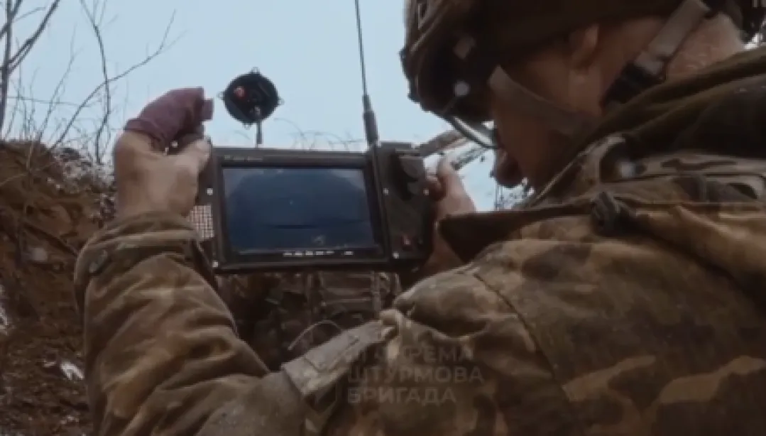 VIDEO: Ukrajinci použili „kamikaze“ vozítka. Na tanky Rusů útočí dálkově