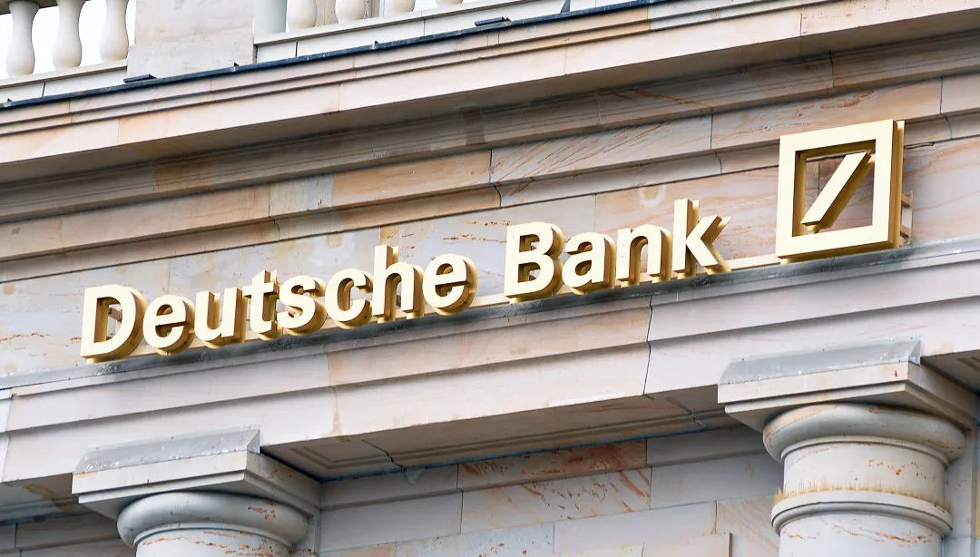 Akcie bank opět padají. Tentokrát v Německu. Deutsche Bank v poledne ztrácela 10 %
