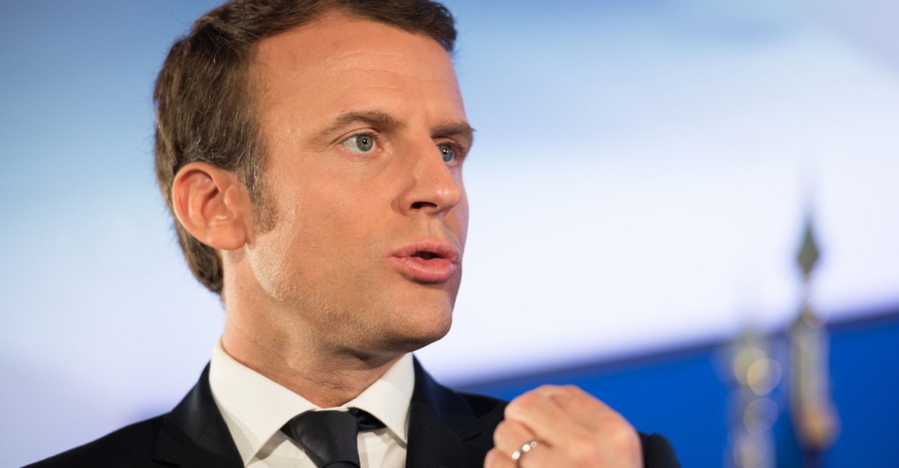 VIDEO: Macron si v debatě o důchodech uvědomil, že má luxusní hodinky, tak si je tajně sundal