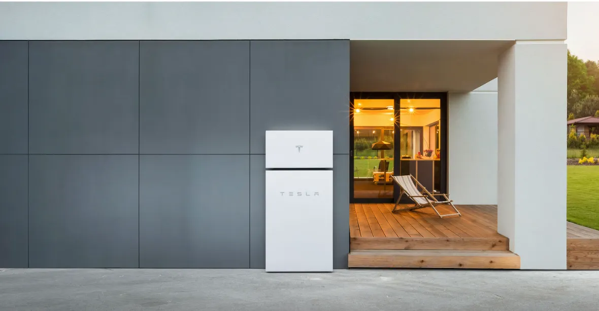 Domácí baterie podle Tesly. Díky Muskově Powerwallu může být dům odpojený až rok od elektřiny