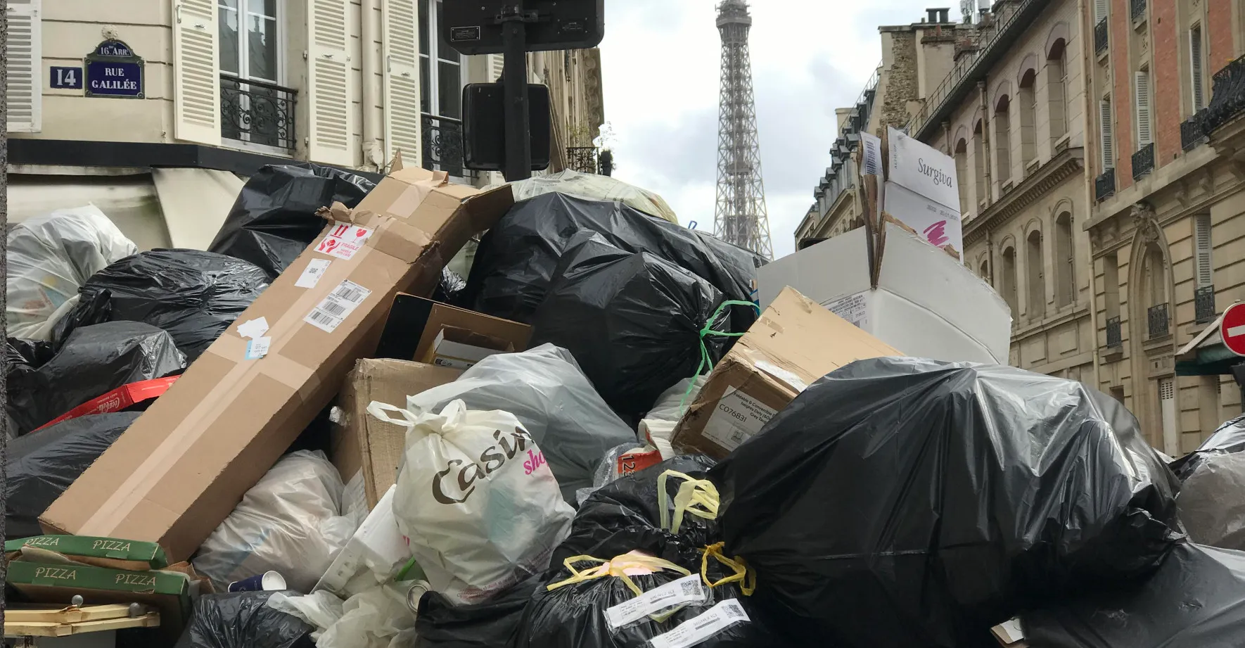 Paříž odpadky zavalená