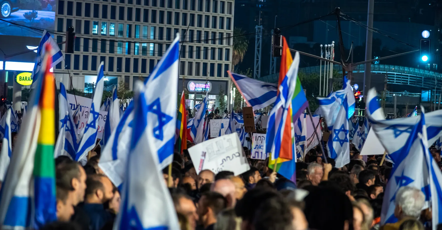 Netanjahu ustoupil. Po mohutných protestech Izraelců odložil reformu