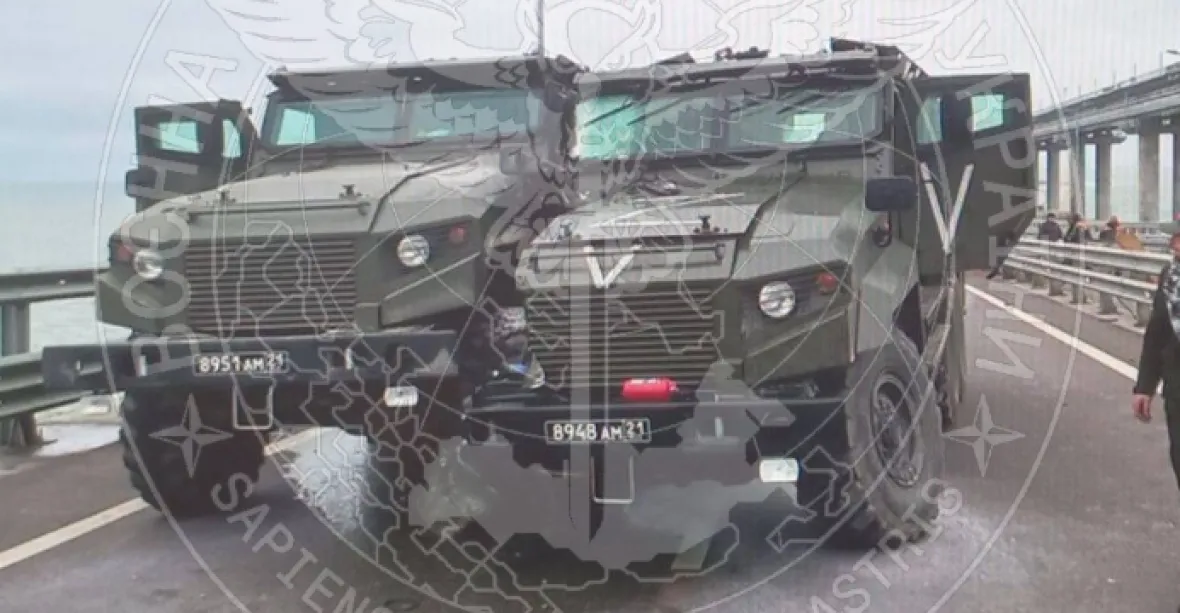 Bouračka na Krymském mostě. Ruští vojáci si zničili moderní obrněné vozy